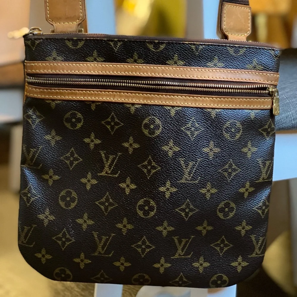Brown Louis Vuitton crossbody purse - Picture 8 of 8